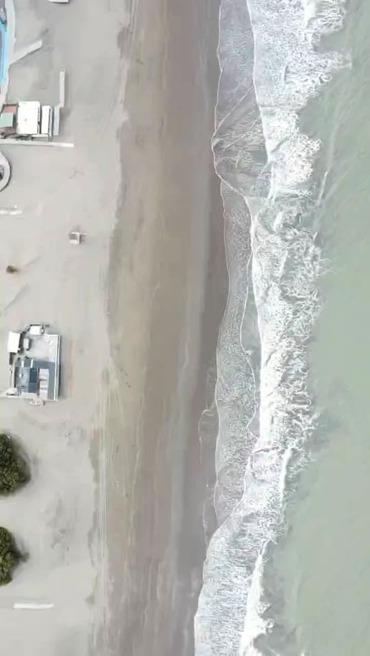 Vista aérea del mar y la playa